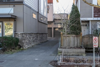 4418 Meridian Ave N in Seattle, WA - Foto de edificio - Building Photo