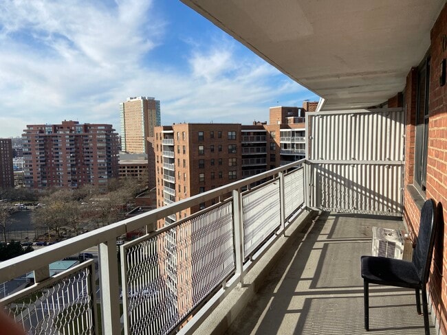 6125 98th St, Unit 1L in Rego Park, NY - Building Photo - Building Photo