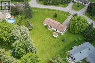 1125 Barnett Dr in Ottawa, ON - Building Photo - Building Photo