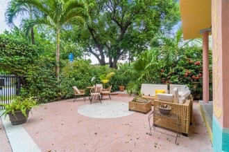 1051 Meridian Ave in Miami Beach, FL - Building Photo - Building Photo