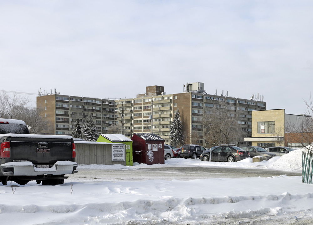 La Maison du Sommet in Dollard-des-Ormeaux, QC - Building Photo