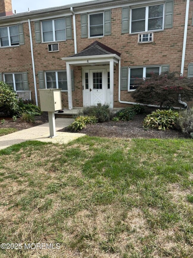 4 Windsor Terrace in Freehold, NJ - Building Photo - Building Photo
