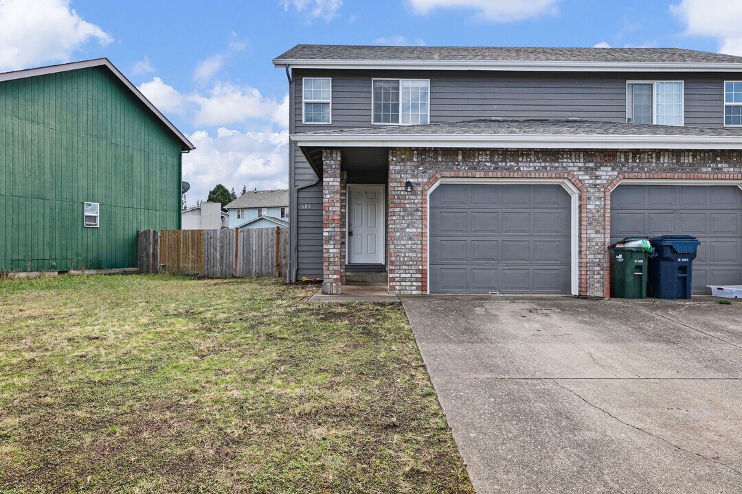 685 N Cloverleaf Loop in Springfield, OR - Building Photo