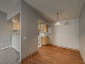 16932 SE Powell Blvd in Portland, OR - Building Photo - Building Photo