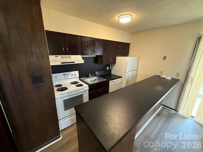 810 10th St Blvd NW in Hickory, NC - Building Photo - Building Photo