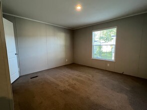 5161 Chantelle Dr in Flint, MI - Building Photo - Building Photo