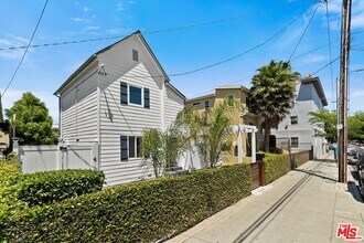 584 W 10th St in Los Angeles, CA - Building Photo - Building Photo