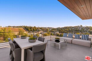 2915 Avenel Terrace in Los Angeles, CA - Building Photo