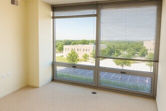 9725 Woods Dr in Skokie, IL - Building Photo - Building Photo