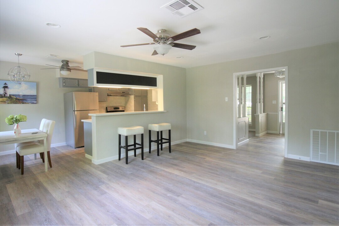 415 Cole St in Webster, TX - Building Photo