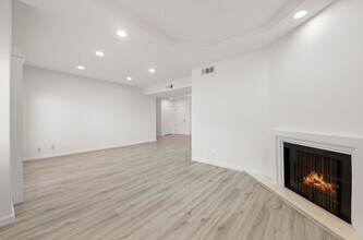 Carlyle Condominiums in Sherman Oaks, CA - Building Photo - Building Photo
