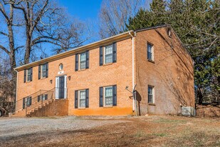 921 Timberlake Dr, Unit 1 in Lynchburg, VA - Building Photo