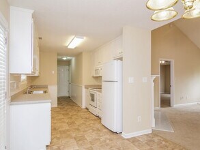 1136 Larkspur Dr in Locust Grove, GA - Building Photo - Building Photo