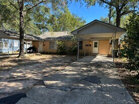 1522 N Thompson St in Conroe, TX - Building Photo