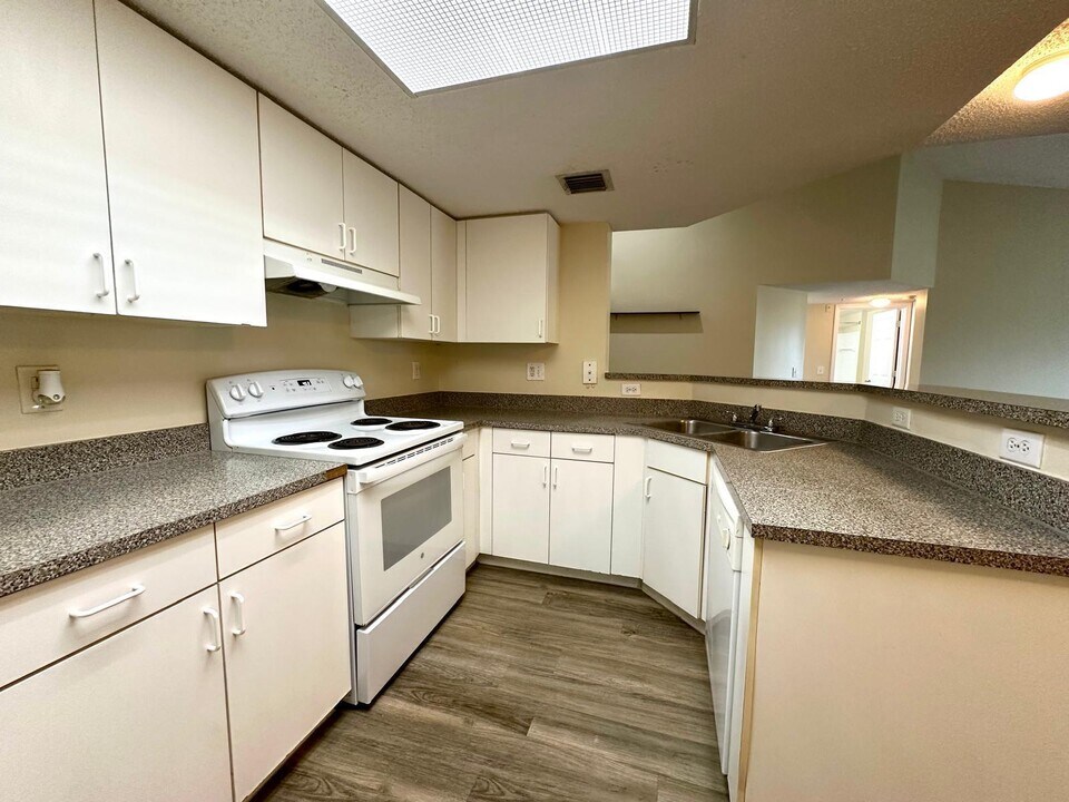 8965 Okeechobee Blvd, Unit 302 in West Palm Beach, FL - Building Photo