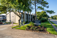 University Trace in Houston, TX - Foto de edificio - Building Photo