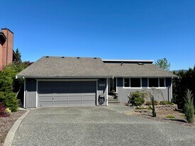2710 Lakeridge Ln in Bellingham, WA - Building Photo