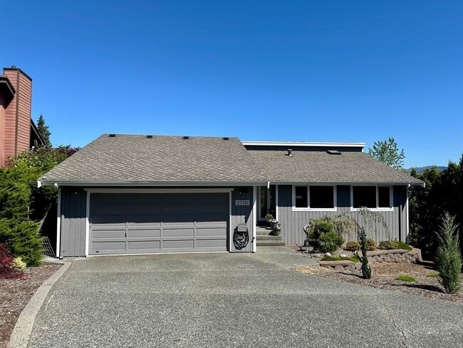 2710 Lakeridge Ln