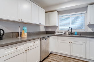 1252 W 37th Dr, Unit Room A in Los Angeles, CA - Foto de edificio - Building Photo