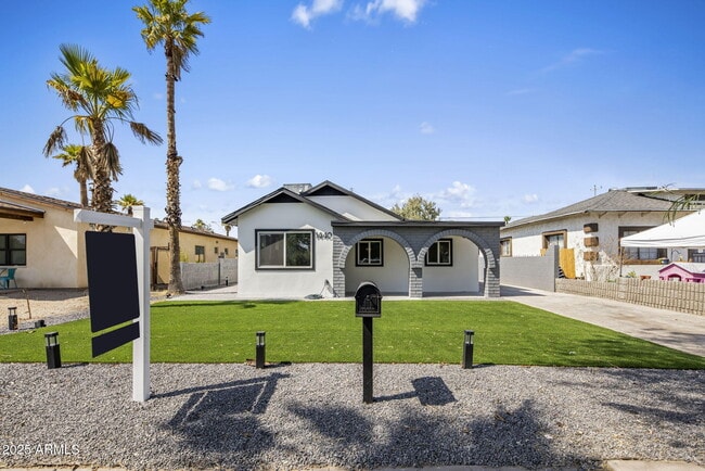 property at 1440 E Pierce St