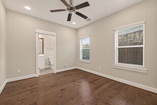 2010 St Charles St in Houston, TX - Building Photo