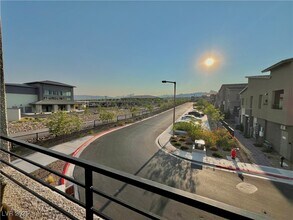 600 Carriage Hill Dr in Las Vegas, NV - Building Photo - Building Photo