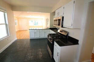 2572 Massachusetts Ave, Unit 2 in Cambridge, MA - Building Photo
