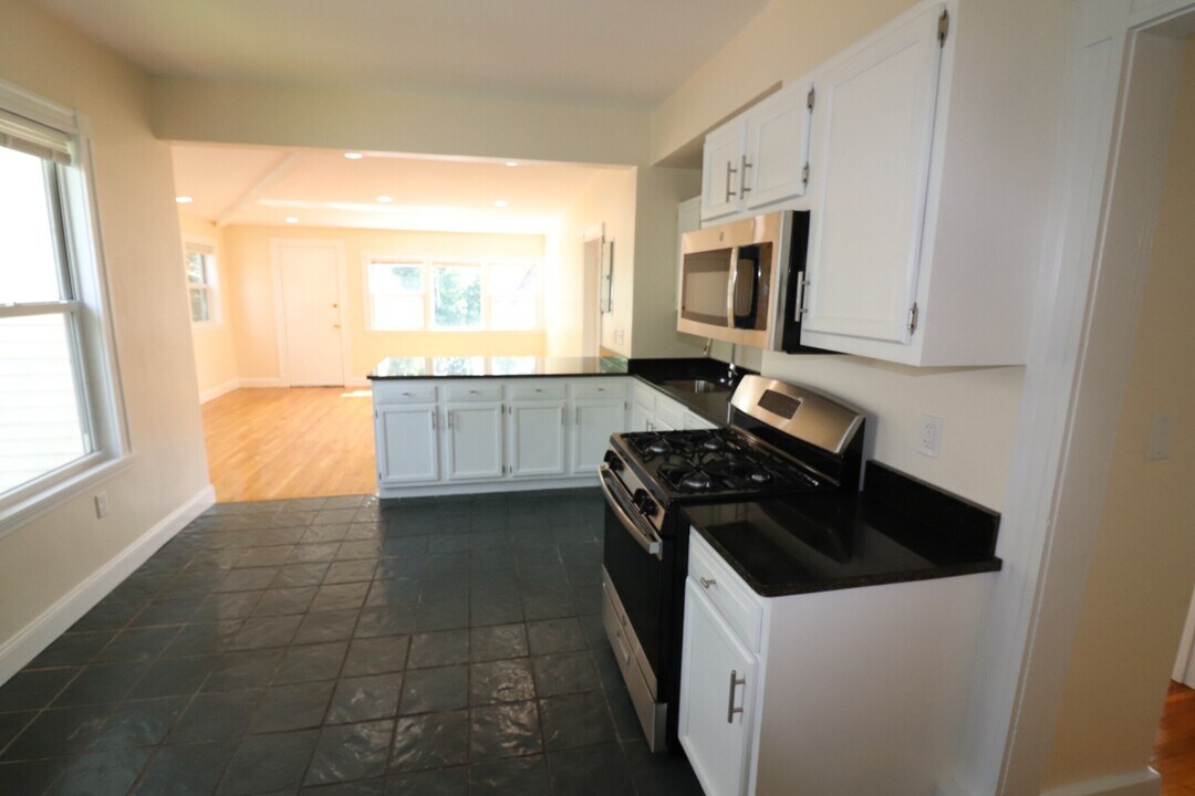 2572 Massachusetts Ave, Unit 2 in Cambridge, MA - Building Photo