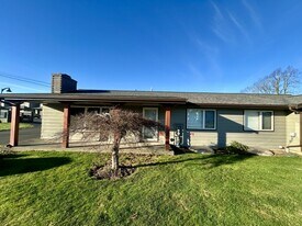 606 Mead Ave in Everson, WA - Building Photo