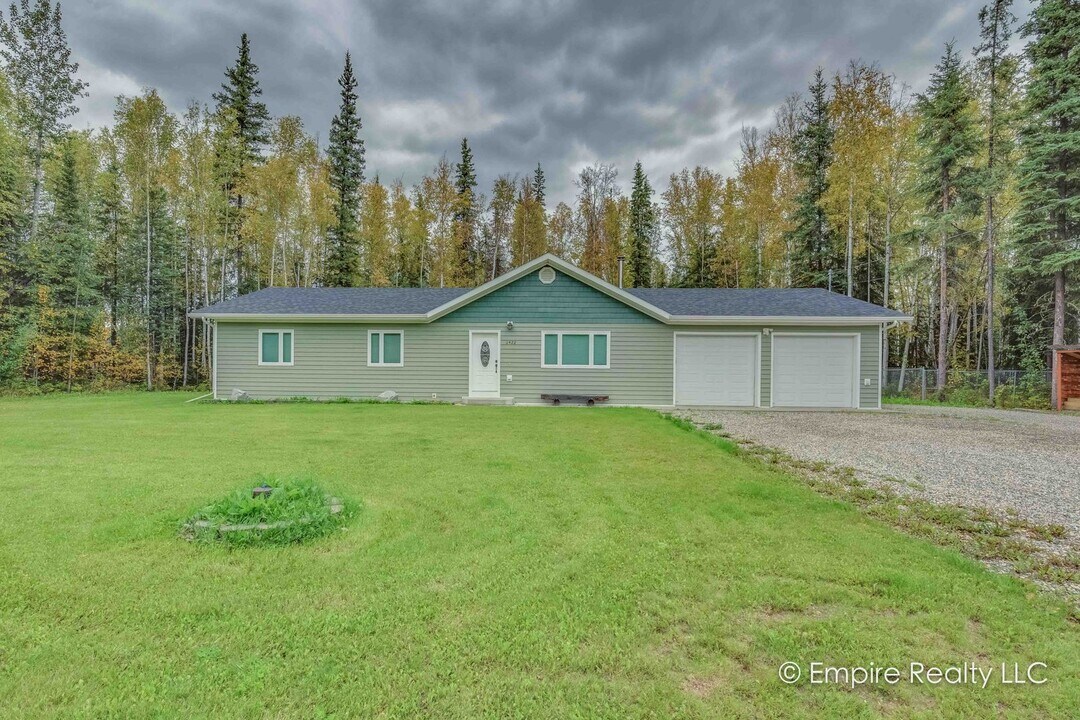 2422 Topeka Dr in North Pole, AK - Building Photo