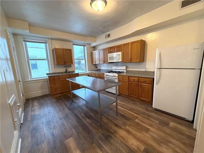 90-16 Rockaway Beach Blvd in Queens, NY - Foto de edificio - Building Photo