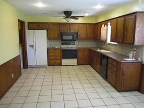 2106 Bellaire Dr in Moore, OK - Building Photo - Building Photo
