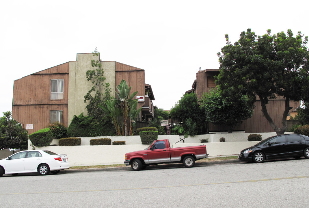 527 Howard Ave in Montebello, CA - Foto de edificio