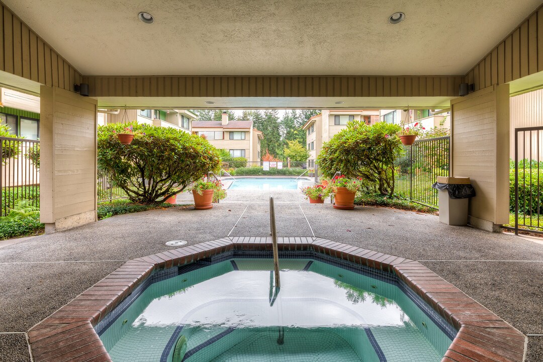 Inglewood Forest Apartments in Kenmore, WA - Foto de edificio