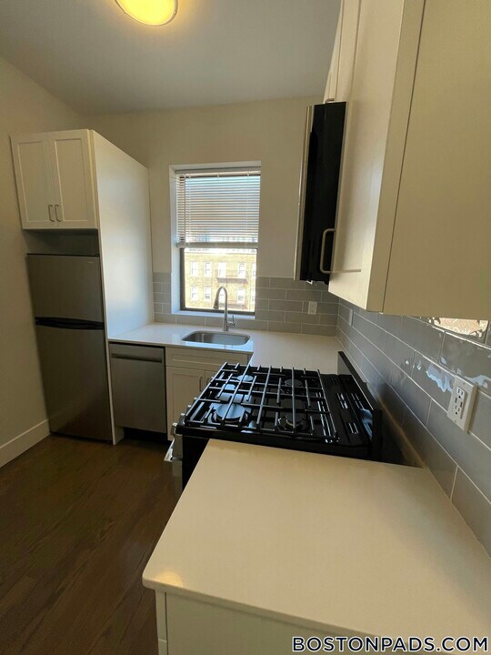 77 Park Dr in Boston, MA - Building Photo
