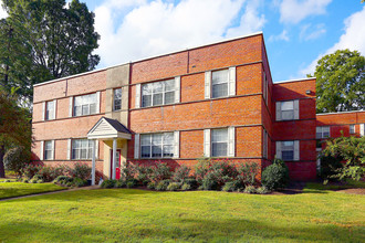 Parkwood Manor in Norfolk, VA - Building Photo - Building Photo