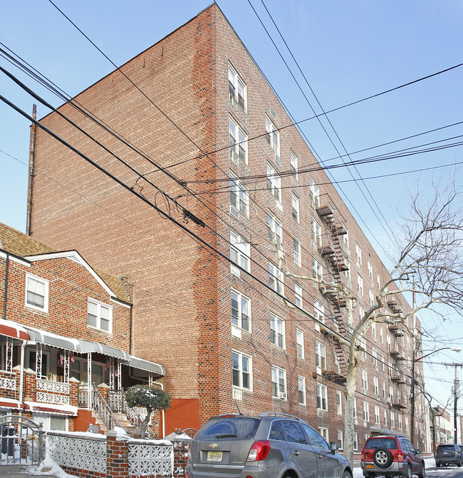 2470 W 1st St in Brooklyn, NY - Foto de edificio - Building Photo