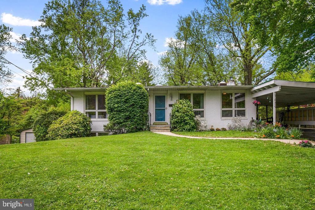 1639 Wrightson Dr in McLean, VA - Building Photo