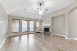 10335 Emerald Oaks Dr in Houston, TX - Building Photo - Building Photo