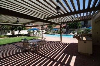 6204 Shoup Ave in Los Angeles, CA - Foto de edificio - Building Photo