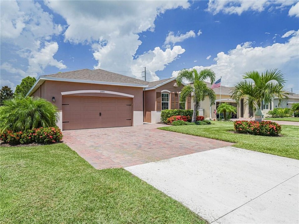 2593 Crowned Eagle Cir SW in Vero Beach, FL - Building Photo