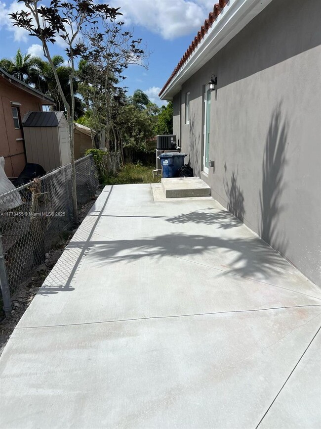 12030 SW 184th St in Miami, FL - Foto de edificio - Building Photo