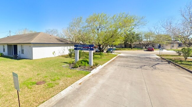 402 Hinojosa Dr in Edcouch, TX - Building Photo - Building Photo