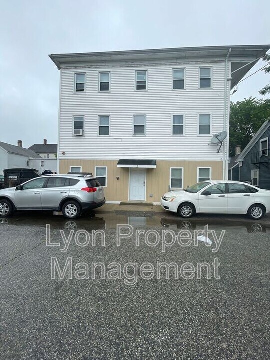 12 Clark Ct in Woonsocket, RI - Building Photo