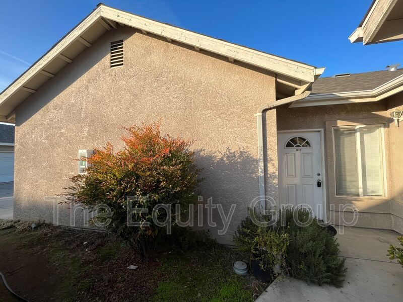 2417 W Sunnyside Ave in Visalia, CA - Building Photo