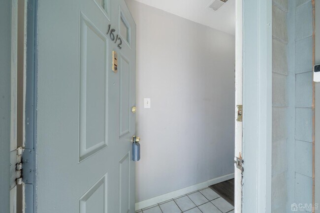 1612 Woodbridge Commons Way in Iselin, NJ - Building Photo - Building Photo