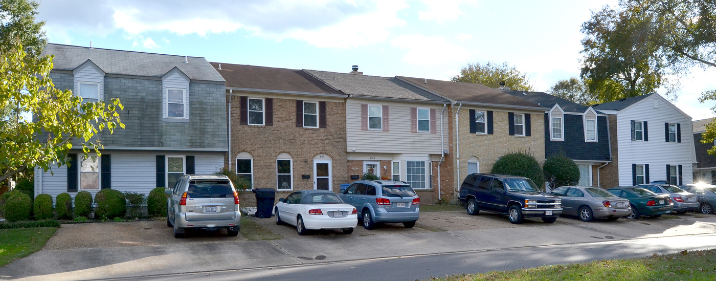 Washington Square Townhomes in Virginia Beach, VA - Building Photo