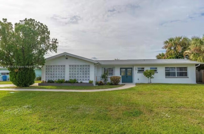 4311 S Atlantic Cir in North Fort Myers, FL - Building Photo - Building Photo
