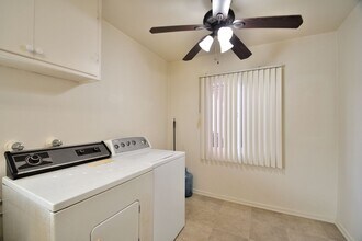 864 Manhattan Beach Blvd in Manhattan Beach, CA - Building Photo - Building Photo
