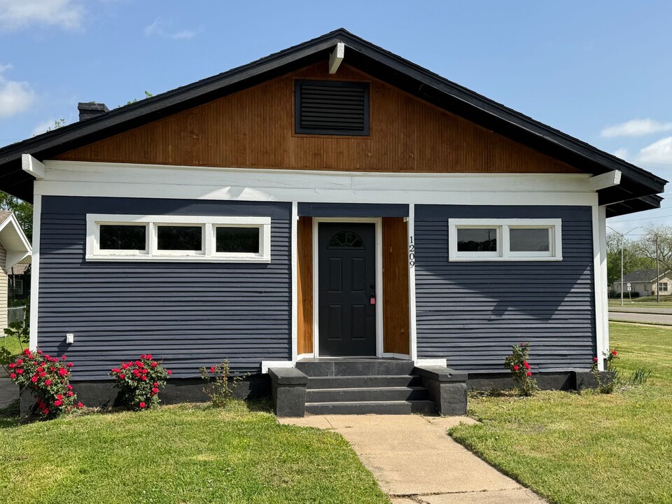 1209 Stanley Ave SW in Ardmore, OK - Building Photo